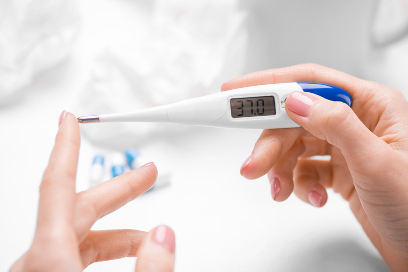 Calcolo dei giorni fertili - Misurazione della temperatura basale con termometro digitale