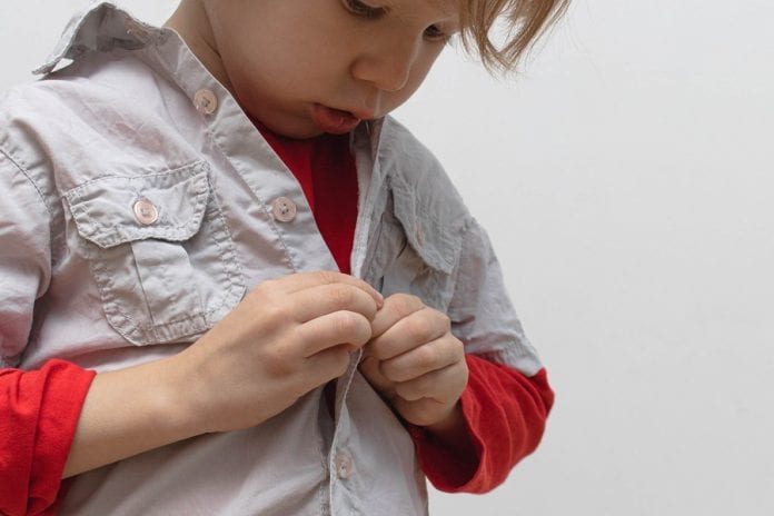 Come insegnare ai bambini a vestirsi da soli - bottoni