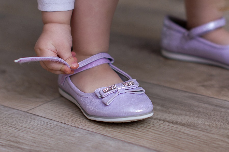 Come insegnare ai bambini a vestirsi da soli - scarpe
