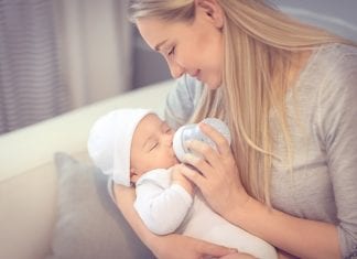 Come sterilizzare il biberon, i consigli per lavarlo e igienizzarlo Come sterilizzare il biberon i consigli per lavarlo e igienizzarlo