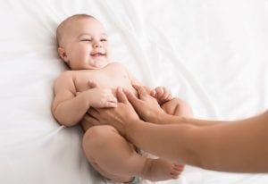 Massaggio infantile tutti i benefici per il bambino - massaggio addome