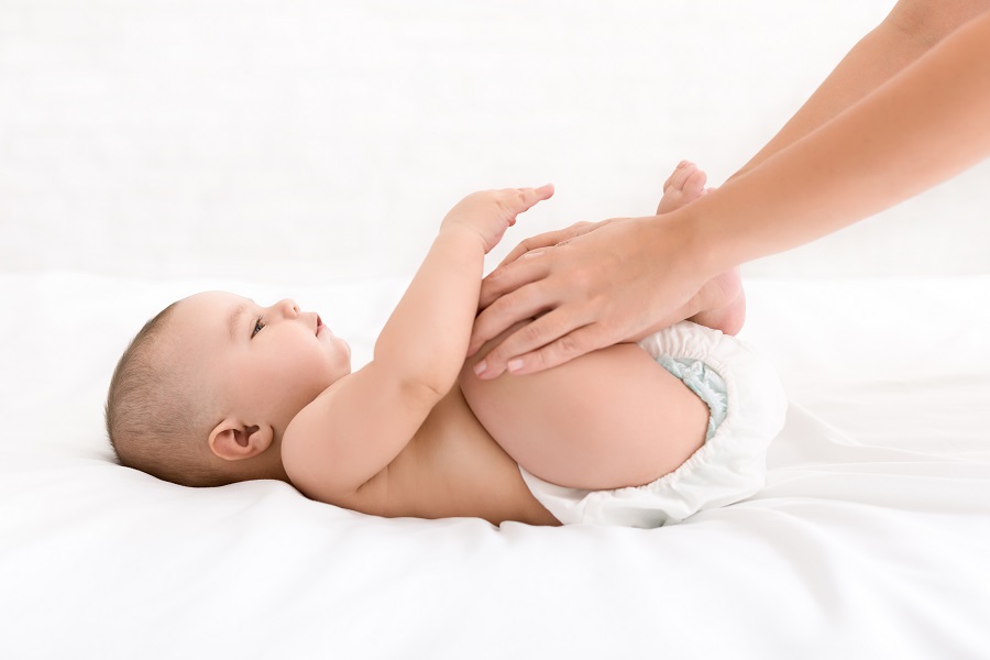Massaggio infantile tutti i benefici per il bambino - massaggio gambe