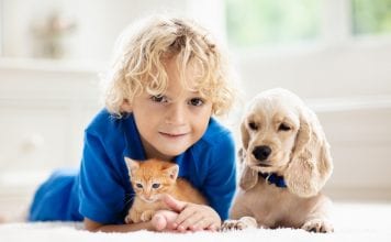 Bambini e animali, i benefici di crescere insieme bambini a animali