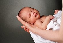 Sindrome del bambino scosso: di cosa si tratta e cosa sapere sindrome del bambino scosso