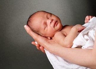 Sindrome del bambino scosso: di cosa si tratta e cosa sapere sindrome del bambino scosso