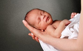 Sindrome del bambino scosso: di cosa si tratta e cosa sapere sindrome del bambino scosso