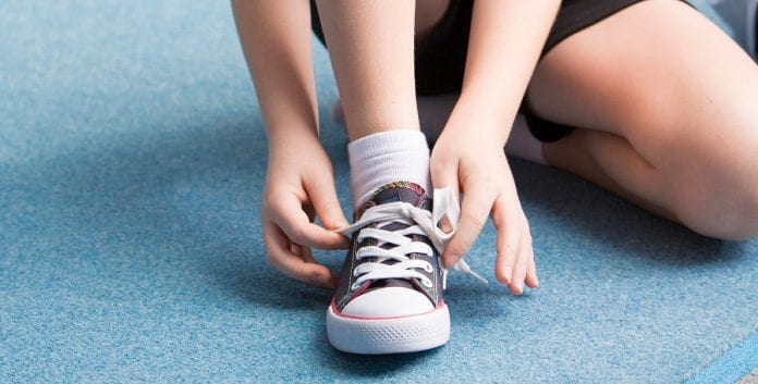 Come insegnare ad allacciare le scarpe ai bambini