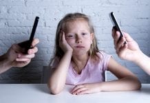 Phubbing, cosa succede quando i genitori ignorano i bambini per lo smartphone Phubbing, cosa succede quando i genitori ignorano i bambini per lo smartphone