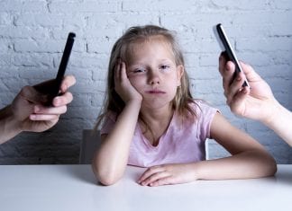 Phubbing, cosa succede quando i genitori ignorano i bambini per lo smartphone Phubbing, cosa succede quando i genitori ignorano i bambini per lo smartphone