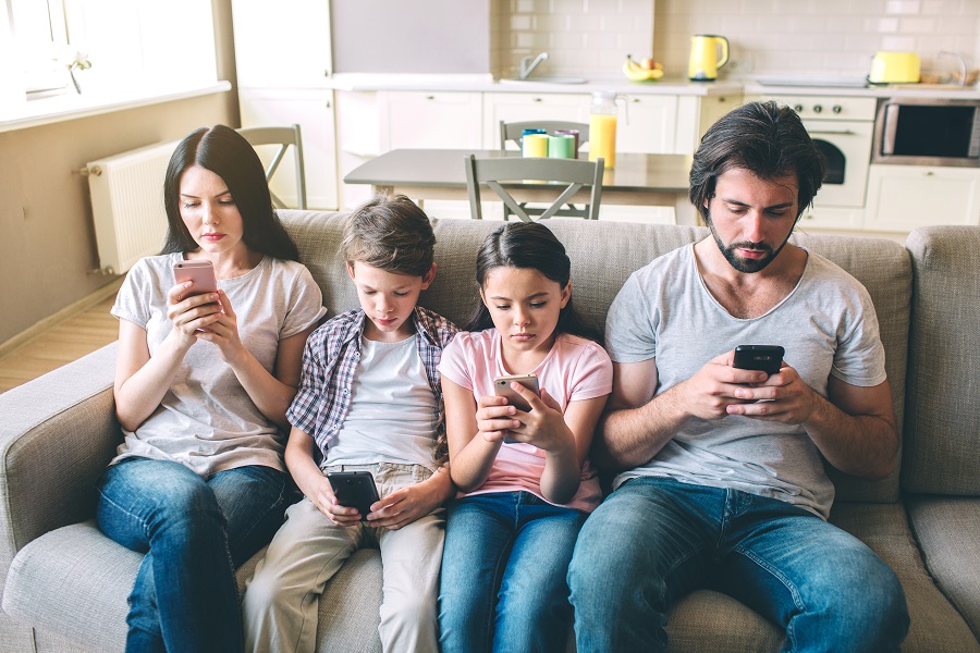 Phubbing, cosa succede quando i genitori ignorano i bambini per lo smartphone
