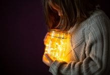 Barattolo della calma: cos’è, come funziona e come realizzarlo con i bambini Cos'è il barattolo della calma e come realizzarlo