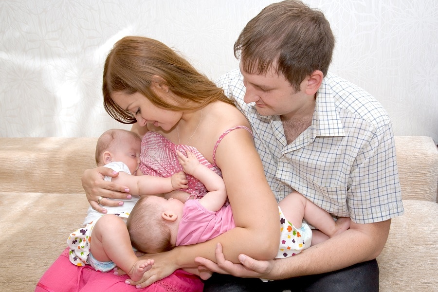 Allattamento in tandem, come allattare due bambini