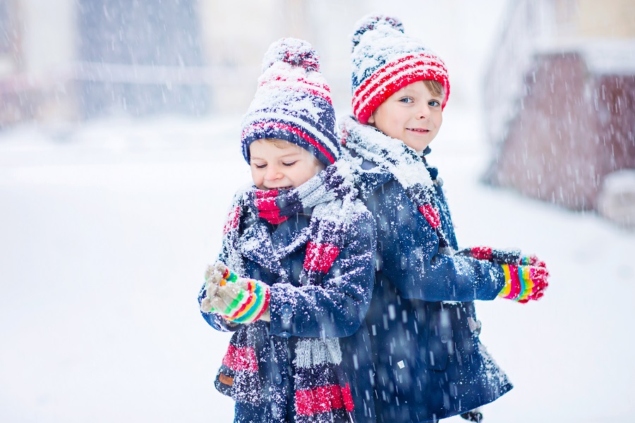 buoni motivi per far giocare i bambini all'aperto in inverno
