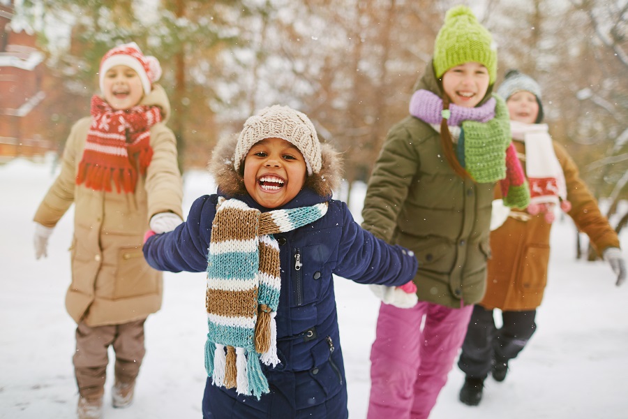 buoni motivi per far giocare i bambini all'aperto in inverno