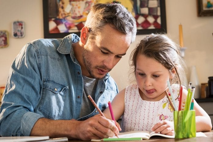 Compiti a casa, gli errori che un genitore non dovrebbe commettere