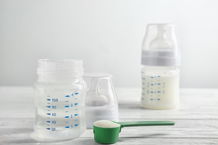 Latte artificiale, i consigli per sceglierlo e prepararlo