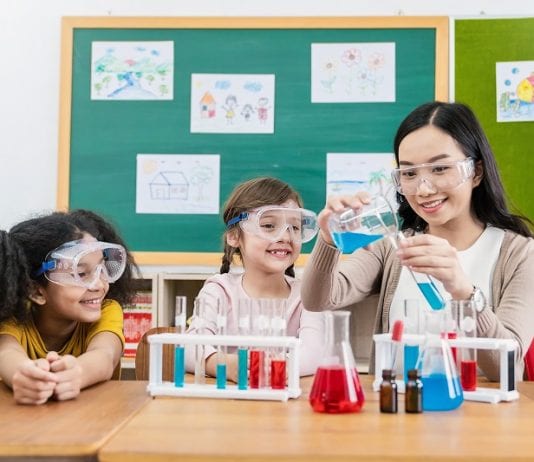 Genitori e insegnanti: acerrimi nemici o preziosi alleati? Genitori e insegnanti acerrimi nemici o preziosi alleati