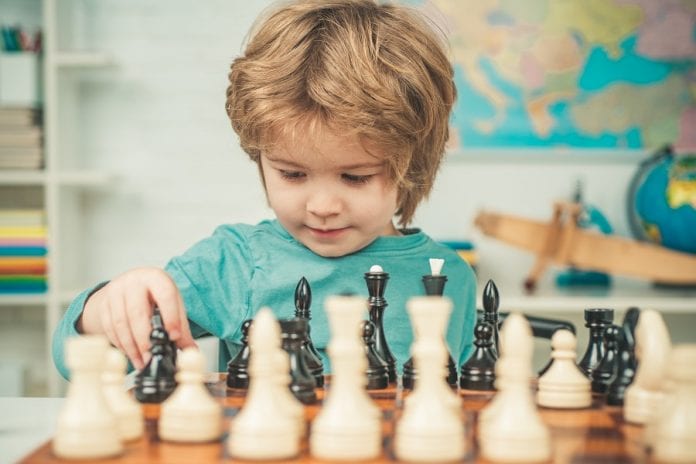 buoni motivi per insegnare ai bambini a giocare a scacchi