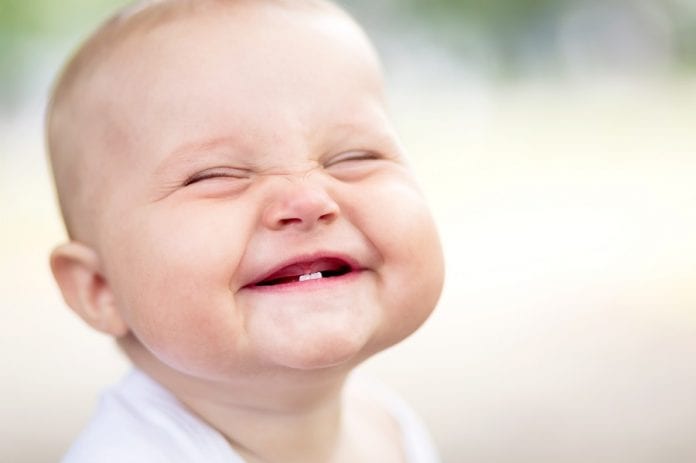 Primi sorrisi del neonato quando i bambini iniziano a sorridere