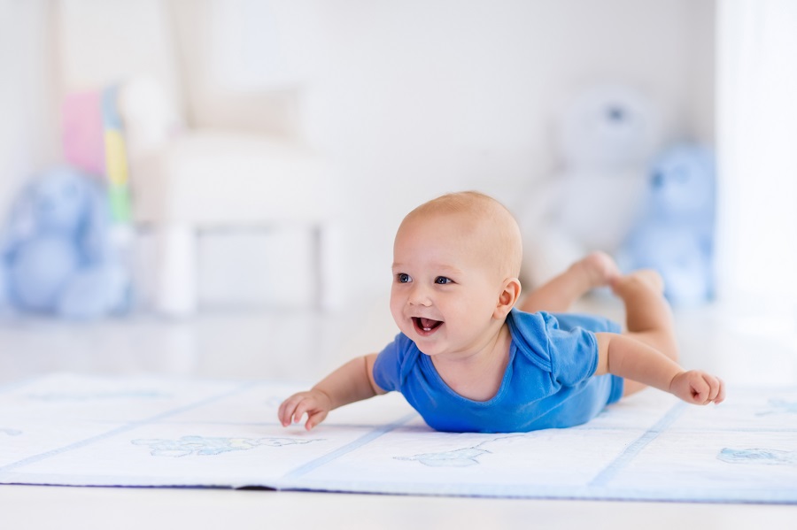 Tummy time, gli esercizi per rinforzare i muscoli del neonato