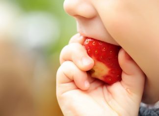 Soffocamento bambini: come tagliare i cibi per evitare rischi? Soffocamento bambini: come tagliare i cibi per evitare rischi?