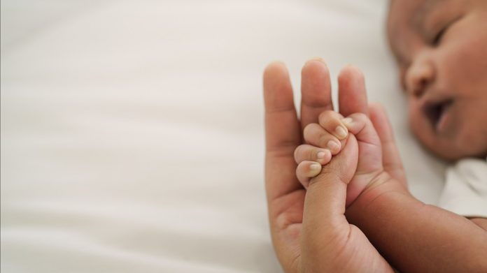 Cos'è il riflesso di prensione palmare dei neonati?