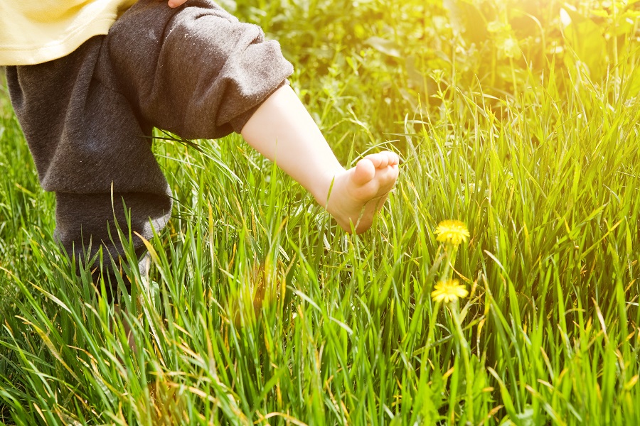 7 buoni motivi per far camminare scalzi i bambini3