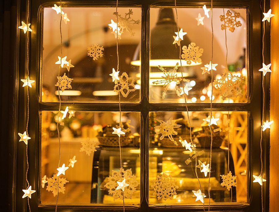 Addobbi natalizi, 8 idee per decorare le finestre2