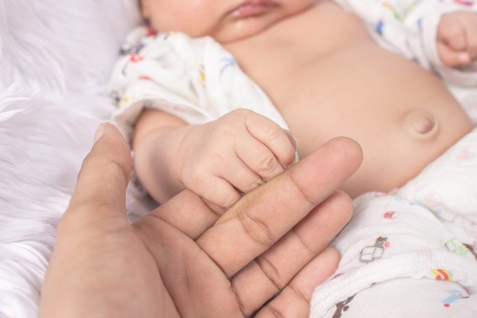 Ernia ombelicale del neonato: cos'è, i sintomi e come si cura