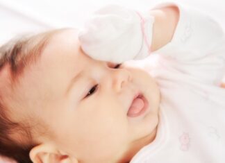 Muffole neonato: Tutti i buoni motivi per metterle Tutti i buoni motivi per mettere le muffole al neonato