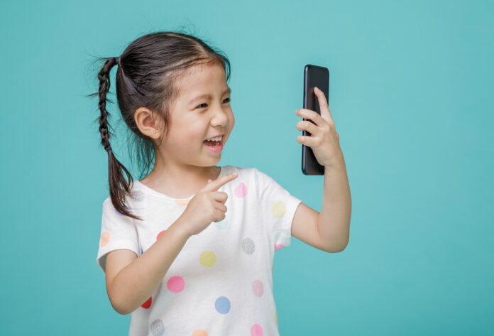 Bambini e smartphone, i consigli per ridurne l'utilizzo