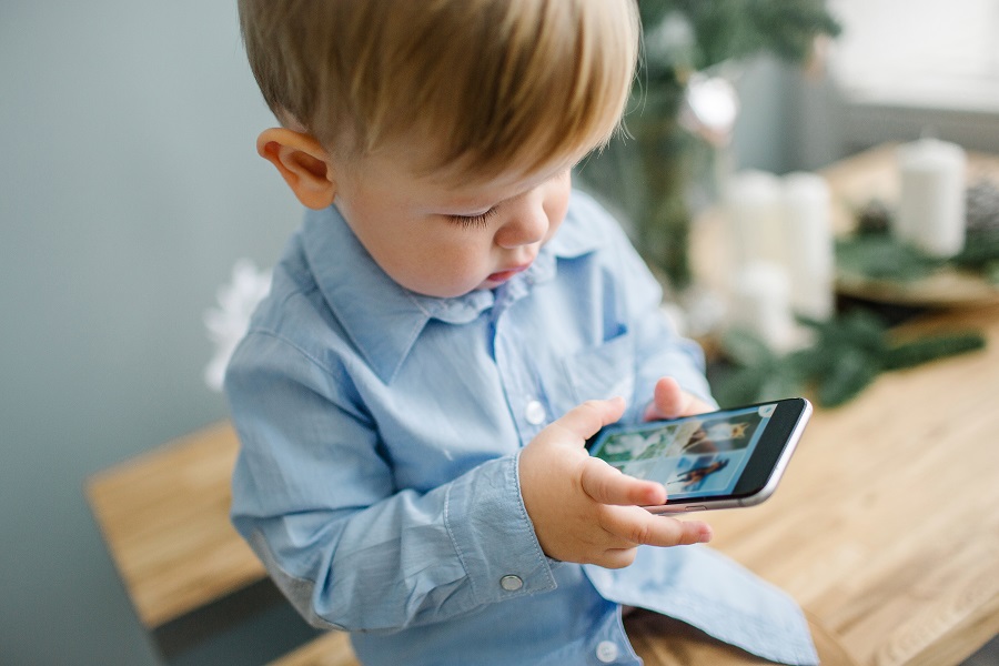 Bambini e smartphone, i consigli per ridurne l'utilizzo