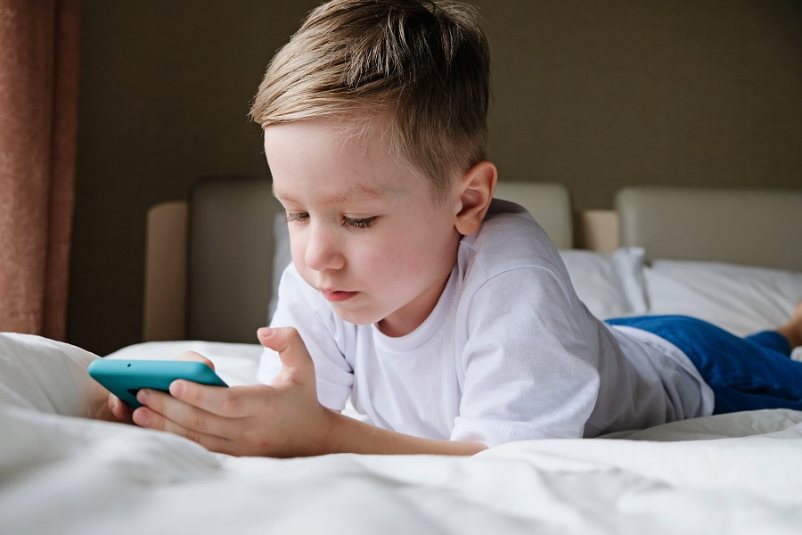 Bambini e smartphone, i consigli per ridurne l'utilizzo