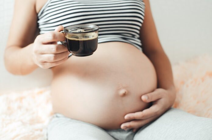 Si può bere caffè in gravidanza?