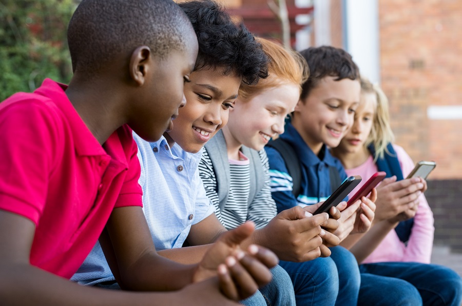 Bambini e smartphone, i consigli per ridurne l'utilizzo