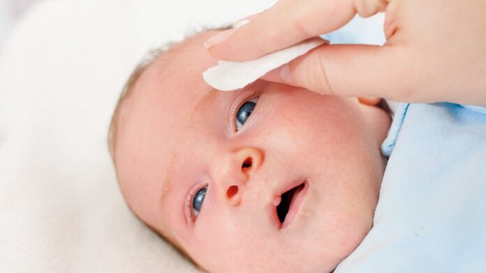 Pulizia occhi neonato, come fare passo dopo passo