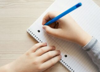 Scrittura a specchio, cosa fare quando il bambino scrive al contrario? Scrittura a specchio, cosa fare quando il bambino scrive al contrario?