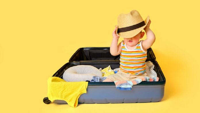 In vacanza col neonato, cosa mettere in valigia