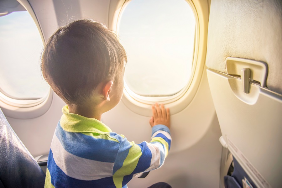Viaggiare in aereo con i bambini, i consigli utili