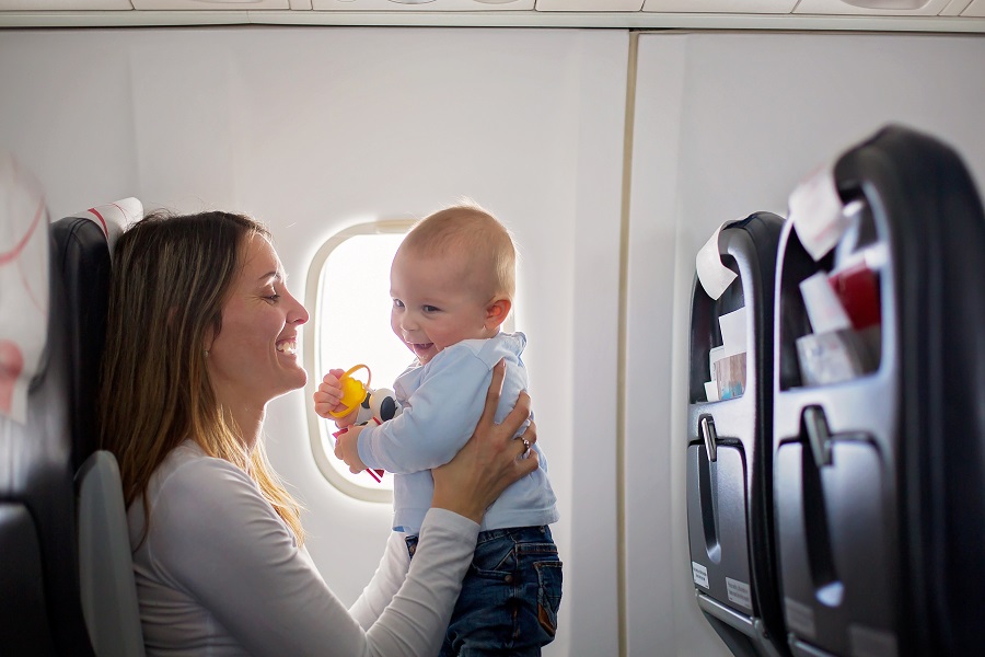 Viaggiare in aereo con i bambini, i consigli utili3
