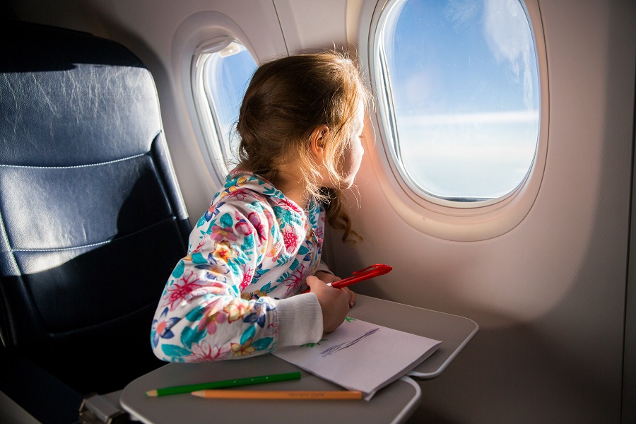 Viaggiare in aereo con i bambini, i consigli utili