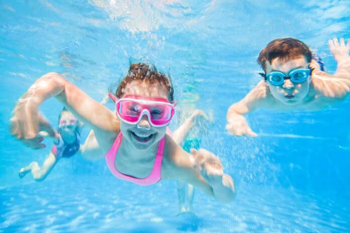 Come insegnare ai bambini a nuotare?