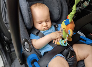 Viaggiare in macchina con un neonato: la guida definitiva