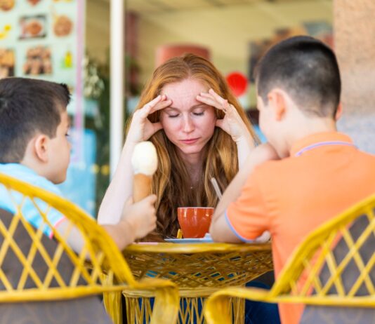 Quando la vicinanza diventa soffocante: la mia vita con una suocera invadente